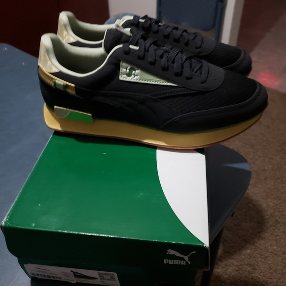 Shoes - Picture 4 of 7